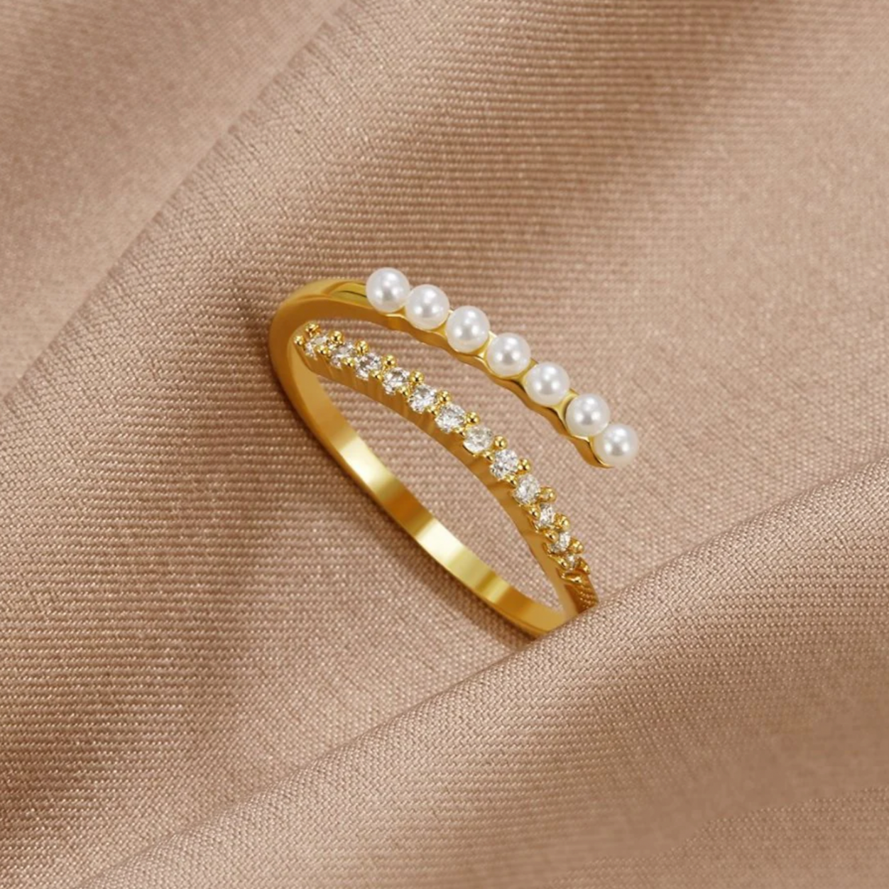 Adjustable ring with pearls and zirconias