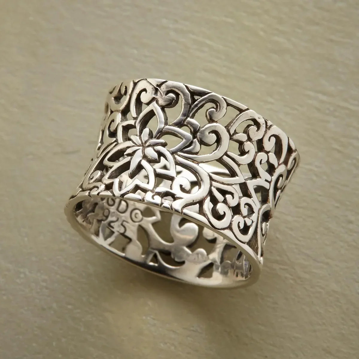 Elegant Vintage Silver Hollow Ring