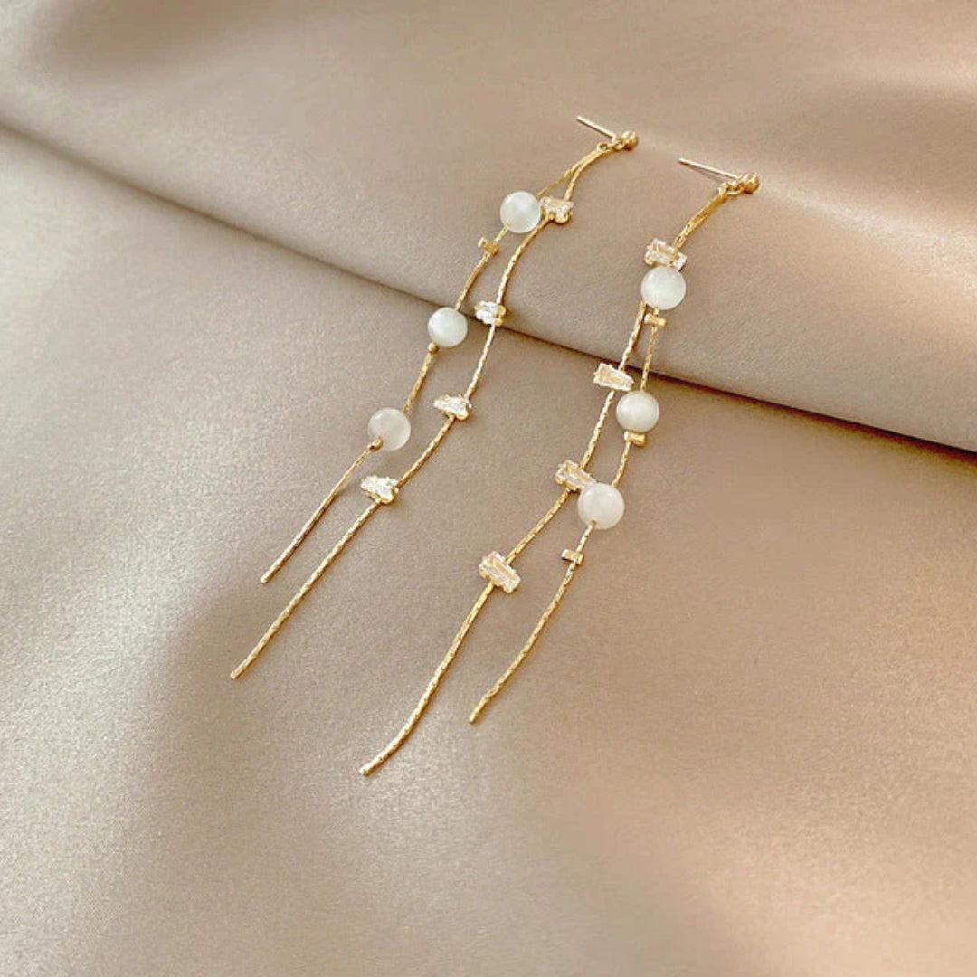 Elegant dangling earrings with pearls and zirconia