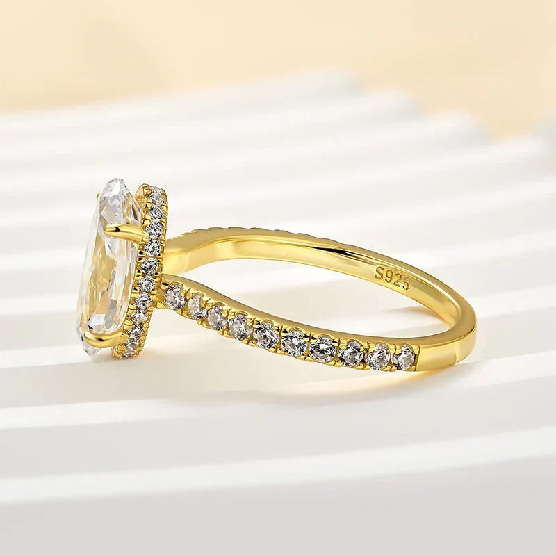 Attractive Oval Cut Engagement Ring