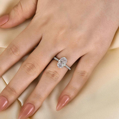 Attractive Oval Cut Engagement Ring