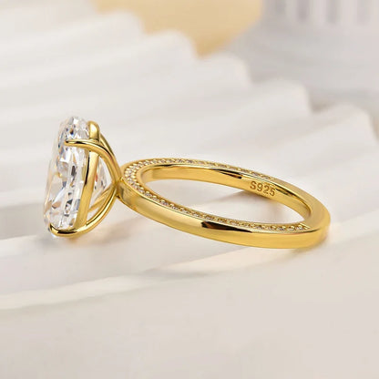 Luxury Oval Cut Engagement Ring