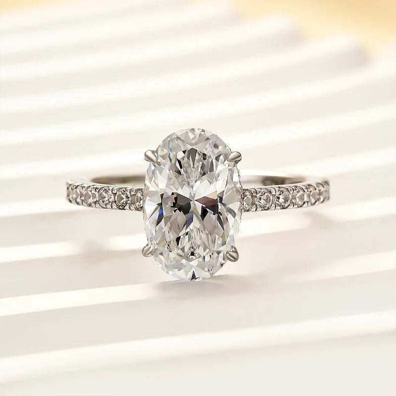 Attractive Oval Cut Engagement Ring